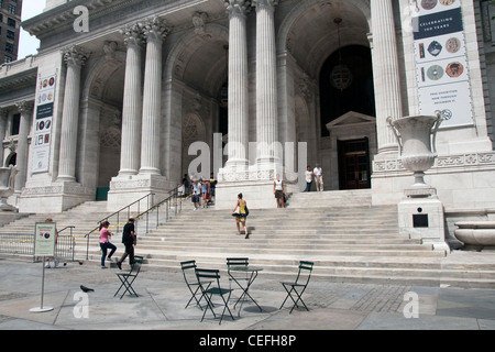 Les gens à l'extérieur de la Bibliothèque publique de New York City, USA Banque D'Images