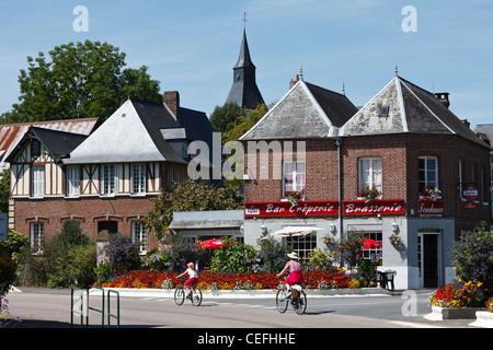 Randonnée à vélo à travers le village de Mesnil sous Jumièges, Normandie, France Banque D'Images