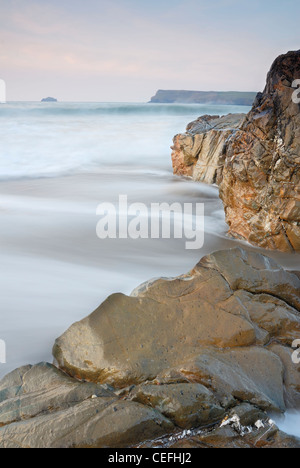 Polzeath seascape. Flou de mouvement dans les vagues, se concentrer sur les roches. Banque D'Images