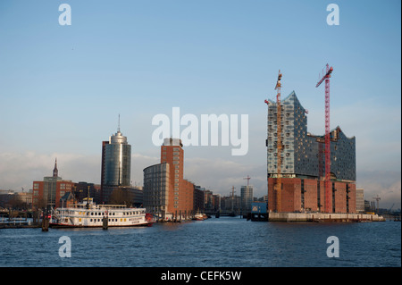 Elbphilharmonie, Hambourg, nouveau concert hall, est érigée sur un ancien entrepôt portuaire avec une façade en verre brillant Banque D'Images