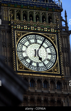 Une vue de l'horloge de Big Ben à Londres avec une partie d'un bâtiment brouillée dans le coin inférieur Banque D'Images