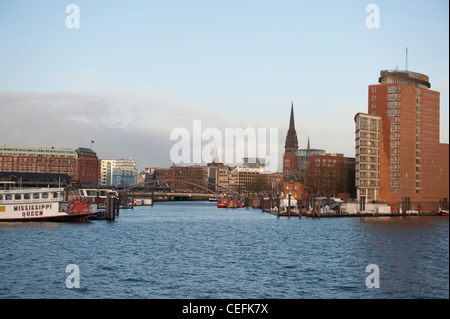 Le port intérieur de Hambourg avec Kehrwiederspitze (r.) , église Nicolai St., et le bateau à aubes du Mississippi (l.) Banque D'Images