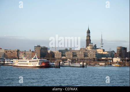 Toits de Hambourg vu de son port avec paddlesteamer, Gruner & Jahr publishing, église St Michel, métro et le rail haut tour de télévision Banque D'Images