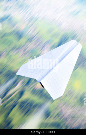 Vue aérienne de motion blur et paper plane Banque D'Images