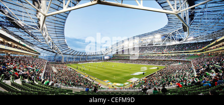 Image panoramique de l'Aviva Stadium de Dublin, au crépuscule, au cours d'un match de football Banque D'Images