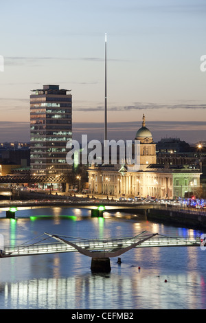 Rivière Liffey, Dublin, au crépuscule, à l'ouest, Custom House Liberty Hall, Sean O'Casey Bridge et le Spire de Dublin Banque D'Images