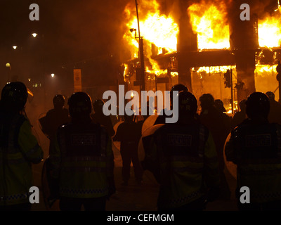 Londres, Royaume-Uni. Le 06/08/11. La police anti-émeute à l'émeutiers pendant l'émeute à Tottenham Hale. Banque D'Images