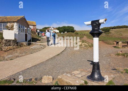 Le cap Lizard, Cornwall, England, UK. Télescope public par le chemin avec les touristes qui visitent la péninsule Banque D'Images