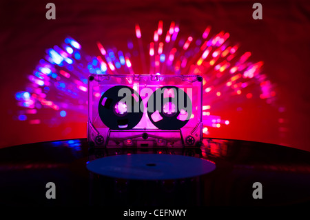 LP disque vinyle, cassette et disco lights on background Banque D'Images