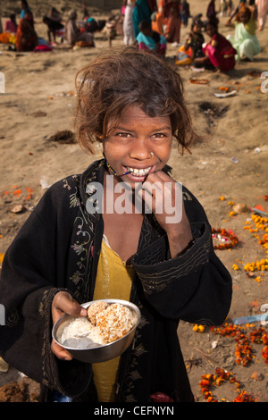 L'Inde, Uttar Pradesh, Varanasi, Gangamahal Ghat, enfant mendiant de mendicité Banque D'Images