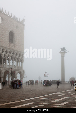 La Piazzetta San Marco dans un épais brouillard. Venise, Italie. Banque D'Images