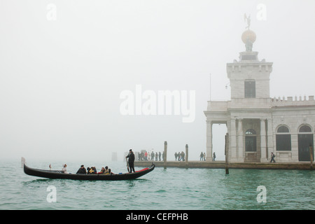 Une télécabine traverse le bassin de San Marco dans un épais brouillard en face de la Punta della Dogana. Venise, Italie. Banque D'Images