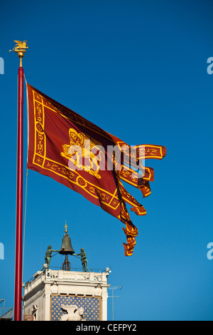 Le pavillon vénitien avec la Torre dell'Orologio ci-dessous. Venise, Italie. Banque D'Images