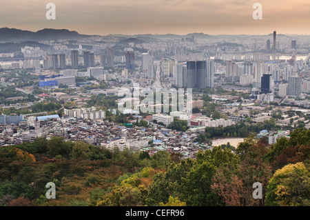 Ville de Séoul vu de la montagne Namsan (Nam). Séoul est une ville avec une population de plus de 10 millions de dollars. Corée Banque D'Images