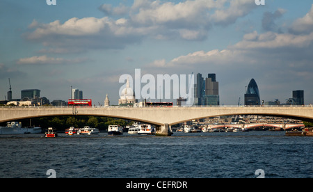 Photographie de London Bridge en équitation le clipper sur la Tamise Banque D'Images