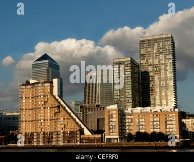 Canary Wharf sur une journée ensoleillée d'août. Banque D'Images