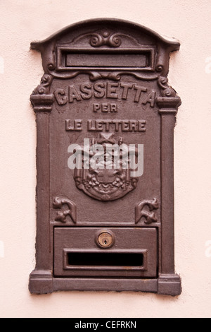 Boîte aux lettres italien dans un mur - Syracuse, Sicile (Italie) Banque D'Images