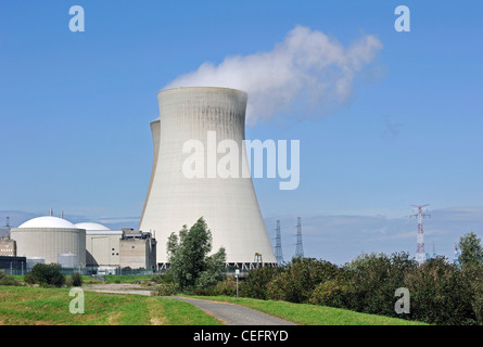 Tours de refroidissement de la centrale nucléaire de Doel le long de l'Escaut à Beveren, Belgique / Kieldrecht Banque D'Images