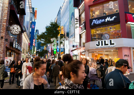 Rue bondée le soir dans le populaire quartier commerçant de Gangnam à Séoul, Corée Banque D'Images