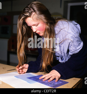 Teenage student working at desk in classes du secondaire à Ysgol Pantycelyn en Llandovery Wales UK KATHY DEWITT Banque D'Images