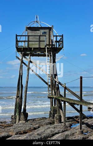 Cabane de pêche carrelet traditionnel avec carrelet sur la plage de Pornic, Loire-Atlantique, France Banque D'Images