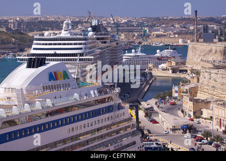 Les navires de croisière MME AIDA - Diva, MSC Fantasia et Seabourn Legend - amarré dans le Grand Port de La Valette, Malte Banque D'Images