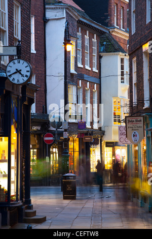 L'Angleterre, Yorkshire du Nord, la ville de New York. Rue commerçante animée près de la cathédrale, et la pagaille. Stonegate Banque D'Images