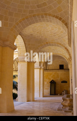 Plafonds voûtés en pierre dans une zone de passage à côté de la Cour de Neptune dans le parc du palais des Grands Maîtres à La Valette Banque D'Images