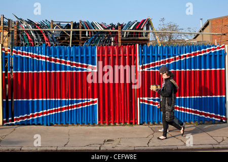 Les gens devant une peinture patriotique de l'Union Jack sur l'entrée du site de l'entreprise industrielle, Hackney Wick, East London, England Banque D'Images