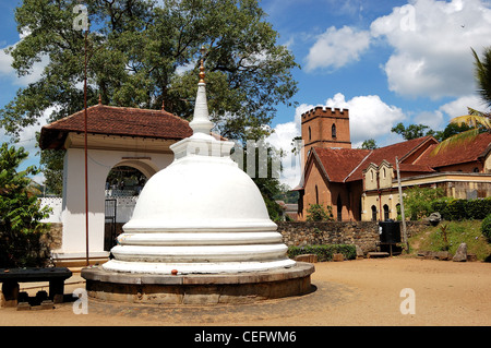 Stupa blanche au Temple de la Dent sacrée du Bouddha. Kandy, Sri Lanka Banque D'Images