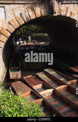 Barques de Magdalen bridge, Oxford, UK. Banque D'Images