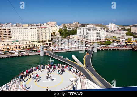 Bateau de croisière près de port de San Juan, Puerto Rico Banque D'Images