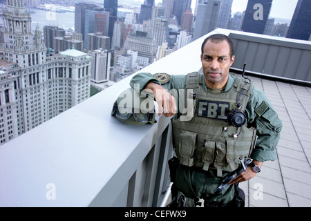 L'équipe SWAT (Special Weapons and Tactics) du FBI est une unité d'application de la loi spécialisée formée pour gérer des situations à haut risque, y compris les sauvetages d'otages, les affrontements armés et les opérations de lutte contre le terrorisme. L'équipe est équipée d'armes avancées et d'équipements tactiques pour diverses missions critiques. Banque D'Images