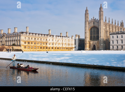 Barques au bord de la rivière Cam, dans la neige de l'hiver avec Kings College Chapel à l'arrière. Cambridge, Angleterre.