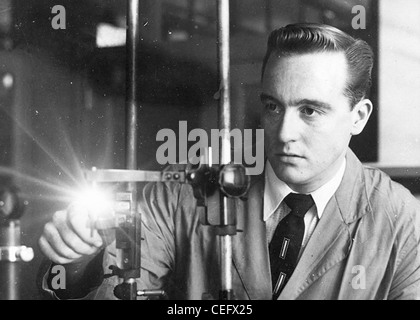 Un scientifique du laboratoire du FBI travaille dans le laboratoire des sciences médico-légales, effectuant des analyses critiques pour aider aux enquêtes criminelles. Le laboratoire est équipé d'outils avancés pour l'analyse médico-légale et le traitement des preuves. Banque D'Images