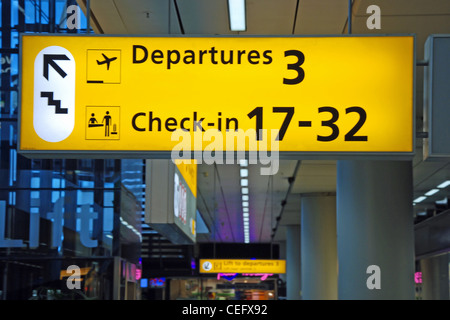 Vue détaillée de l'aéroport de départ jaune panneau indiquant la direction de portes. Banque D'Images