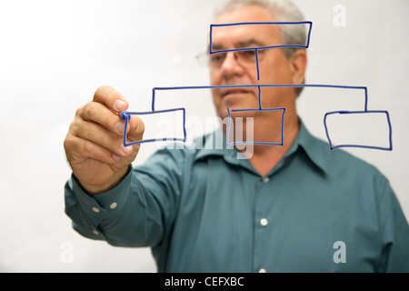 Un homme d'âge mûr vêtu désinvolture est un diagramme de dessin sur transparent de sélection. Banque D'Images