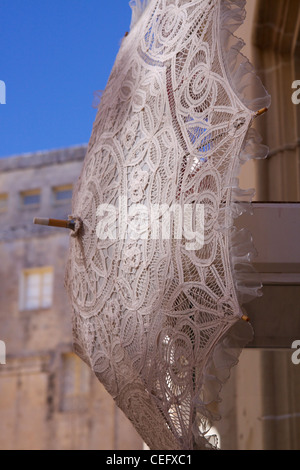 La lumière du soleil tombe sur un parapluie dentelle traditionnelle maltaise à Mdina (alias Citta Vecchia - Vieille Ville) Banque D'Images