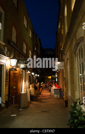 Les repas en plein air en hiver, Cour du Lancashire, au large de New Bond Street, Londres, Angleterre, Royaume-Uni, Europe Banque D'Images