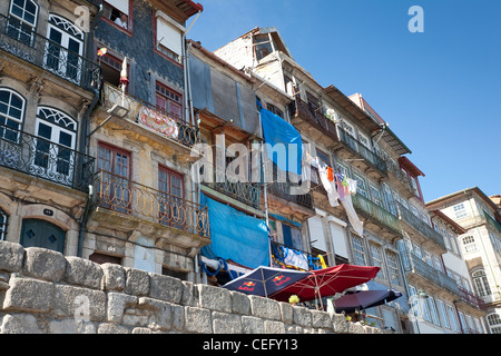 Ribeira maisons dans le quartier de Ribeira le long de la rivière Douro - Porto Grande, Porto, Norte, Portugal Banque D'Images