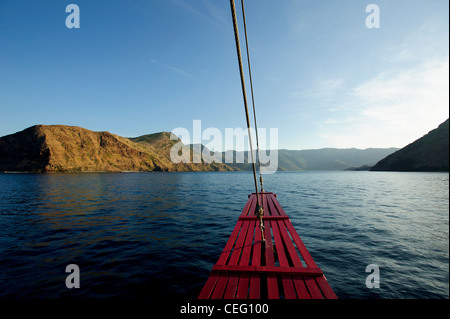 Une vue de la Journée de l'Afrique du Damai entrée ouest de Horse Shoe Bay, Rincah Island, le Parc National de Komodo, en Indonésie. Banque D'Images