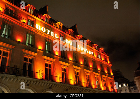 La façade illuminée de l'Hôtel du Louvre à Paris, situé à proximité de Palais Royal et du musée du Louvre Banque D'Images