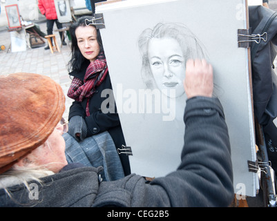 À la place du Tertre à Paris, Montmartre, les artistes de rue sketch les poussettes avec une main expérimentée et rapide sur papier Banque D'Images