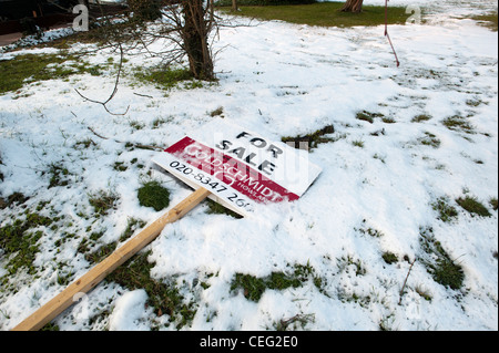 For sale sign diminué au cours de la neige Banque D'Images