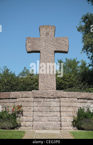 La Croix du souvenir dans le cimetière de guerre allemand Sandweiler, Luxembourg sud. Banque D'Images