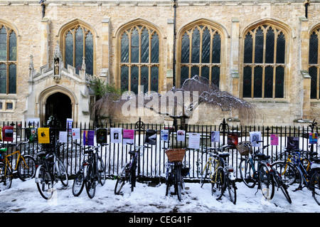 Les bicyclettes à l'extérieur de l'église St Mary, Cambridge, England, UK Banque D'Images