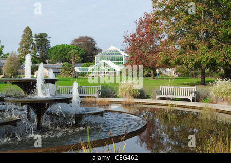 Fontaine et serre à la Cambridge University Botanic Garden Banque D'Images