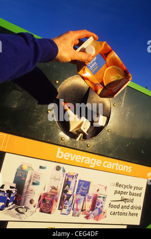 Mettre l'homme en carton boissons bac de recyclage uk Banque D'Images