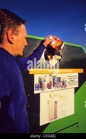 Mettre l'homme en carton boissons bac de recyclage uk Banque D'Images