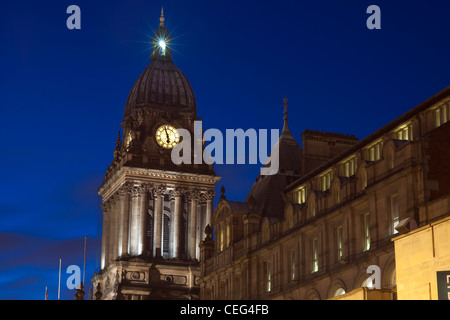 Hôtel de ville de Leeds au crépuscule construit en 1858 conçu par cuthbert brodrick leeds yorkshire uk Banque D'Images